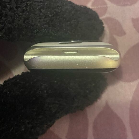 Apple Watch SE 40MM GPS LOCKED - Picture 4 of 8